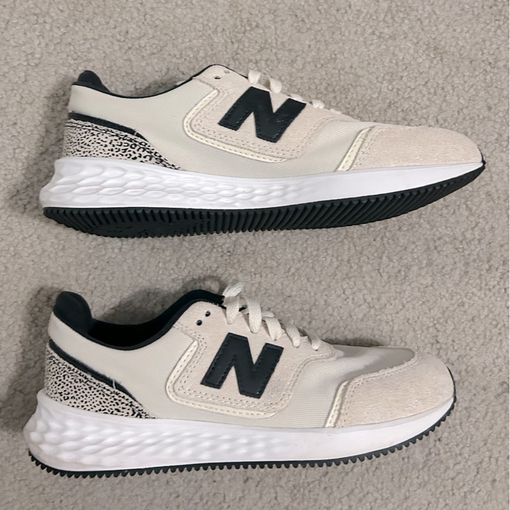 Women’s New Balance tennis shoes